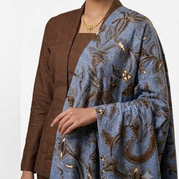 Hand-Drawn Batik Fabric Dyed with Natural Colors
